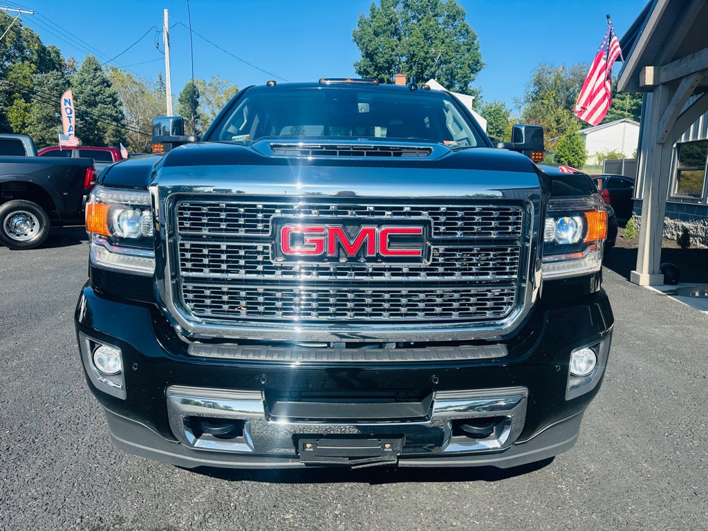 2019 GMC Sierra Image 2