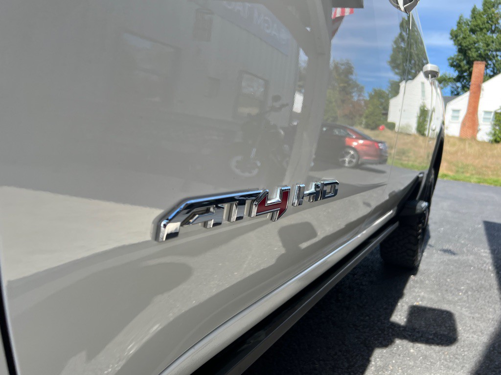 2024 GMC Sierra Image 12
