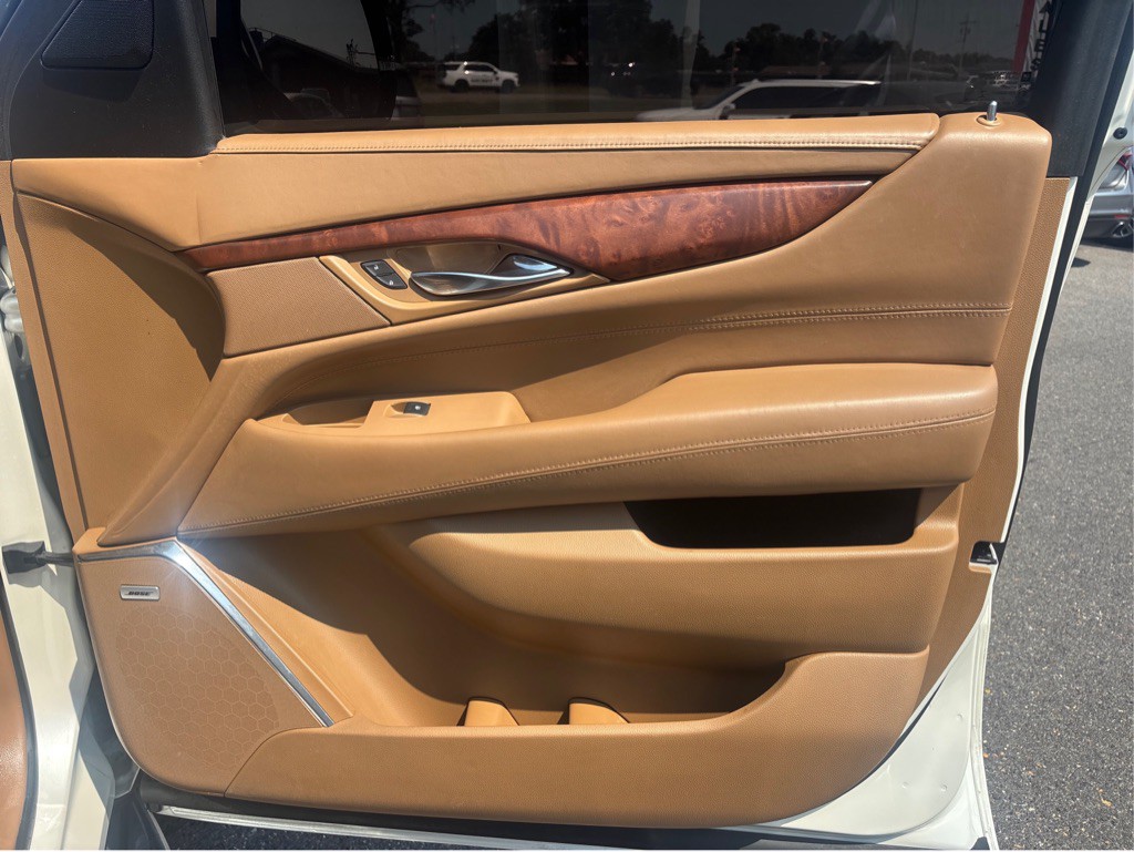 2015 Cadillac Escalade Image 17