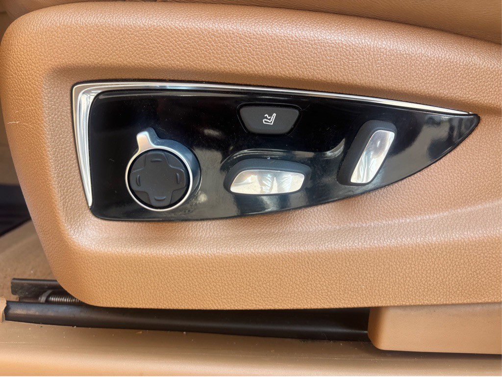 2015 Cadillac Escalade Image 19