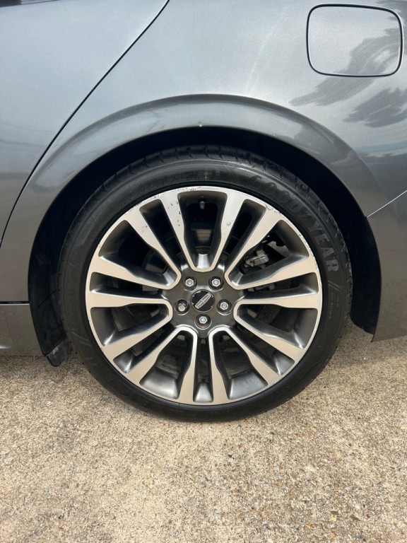 2017 Lincoln Continental Image 3
