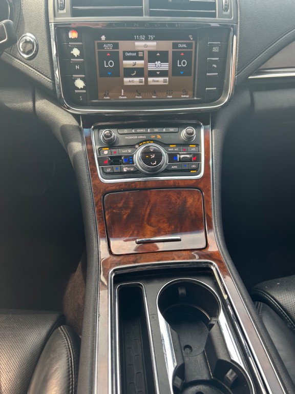 2017 Lincoln Continental Image 9