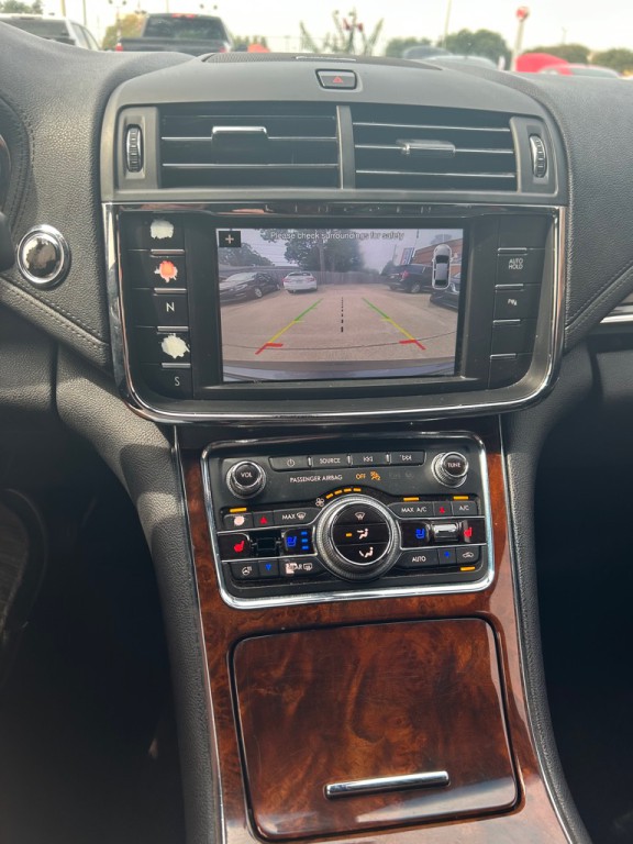 2017 Lincoln Continental Image 10