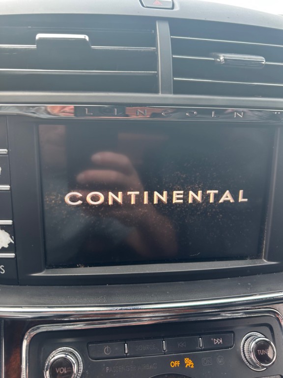 2017 Lincoln Continental Image 12
