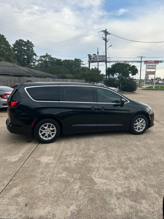 2022 Chrysler Voyager Image 1