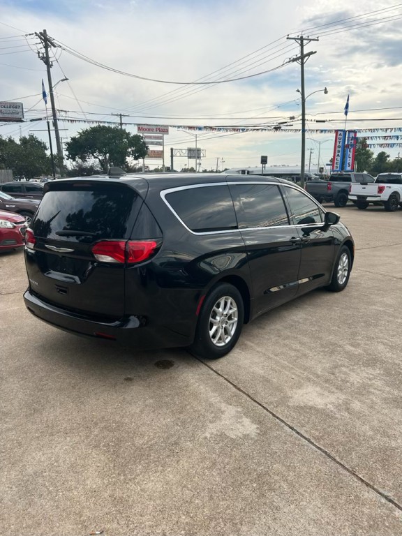 2022 Chrysler Voyager Image 2