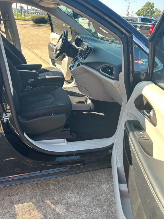 2022 Chrysler Voyager Image 11