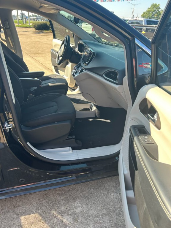 2022 Chrysler Voyager Image 13
