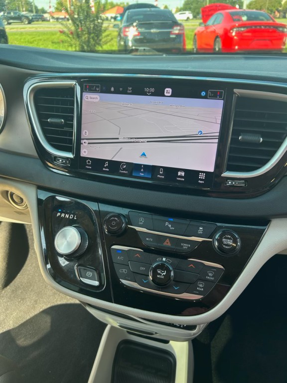 2022 Chrysler Voyager Image 15