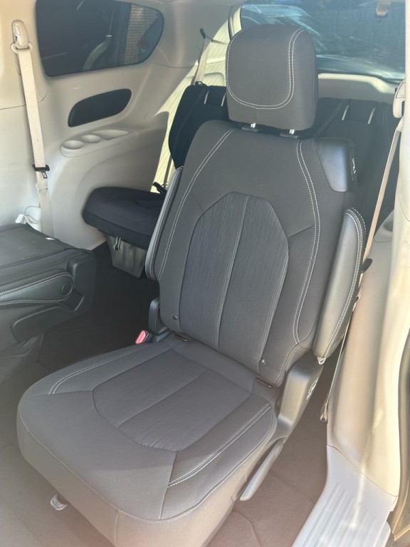 2022 Chrysler Voyager Image 16