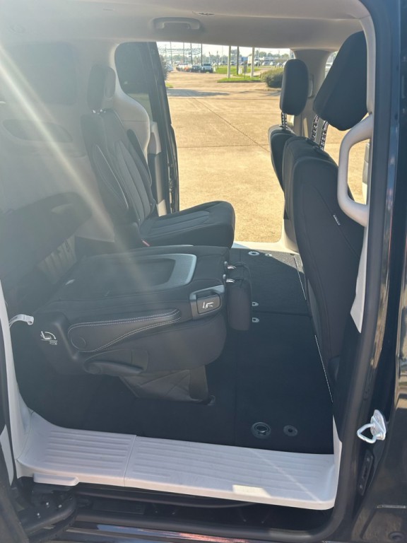 2022 Chrysler Voyager Image 19