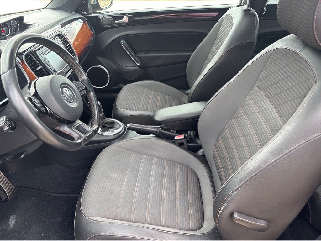 2013 Volkswagen Beetle Image 8