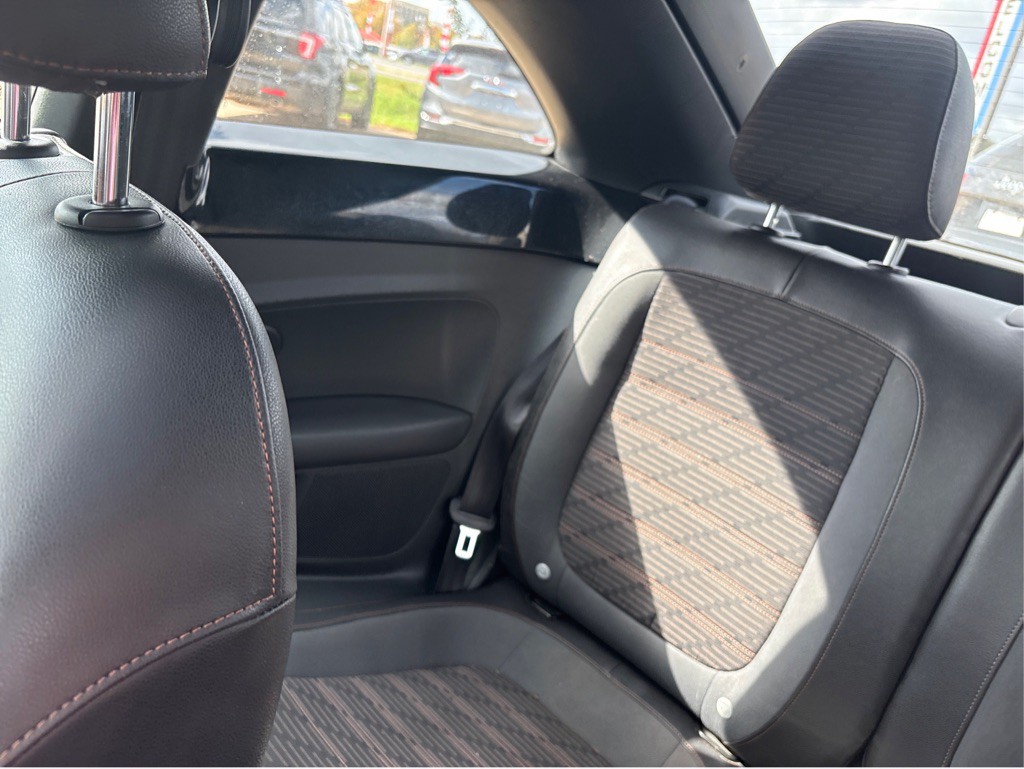 2013 Volkswagen Beetle Image 12