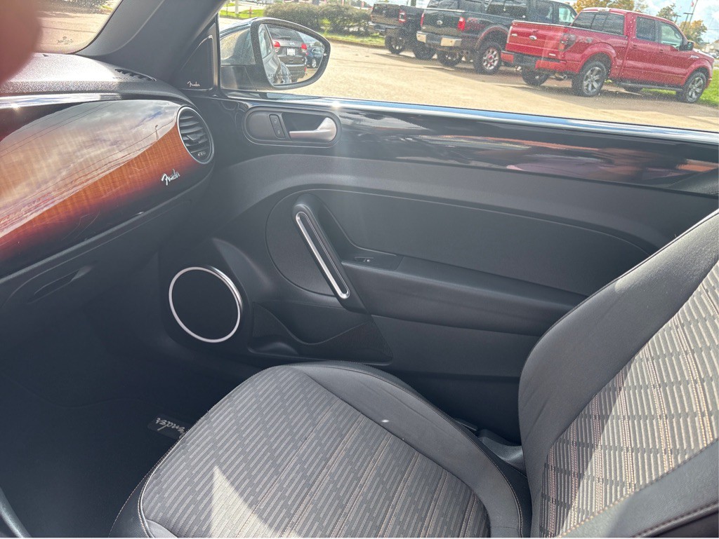 2013 Volkswagen Beetle Image 13