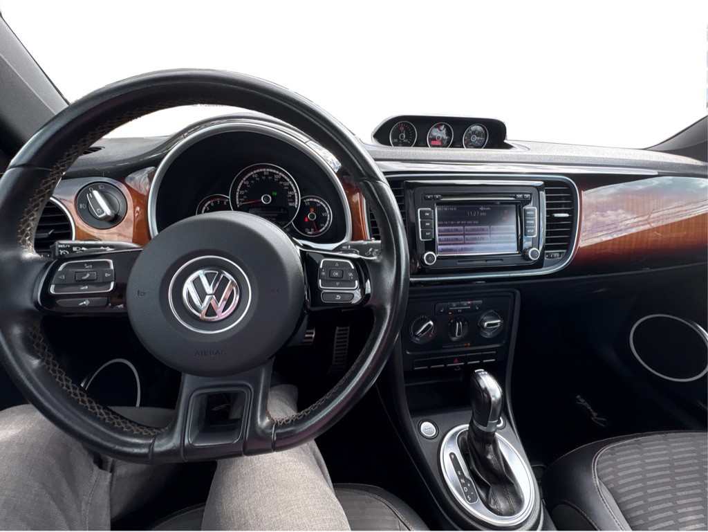 2013 Volkswagen Beetle Image 16
