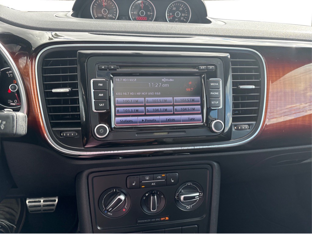 2013 Volkswagen Beetle Image 22