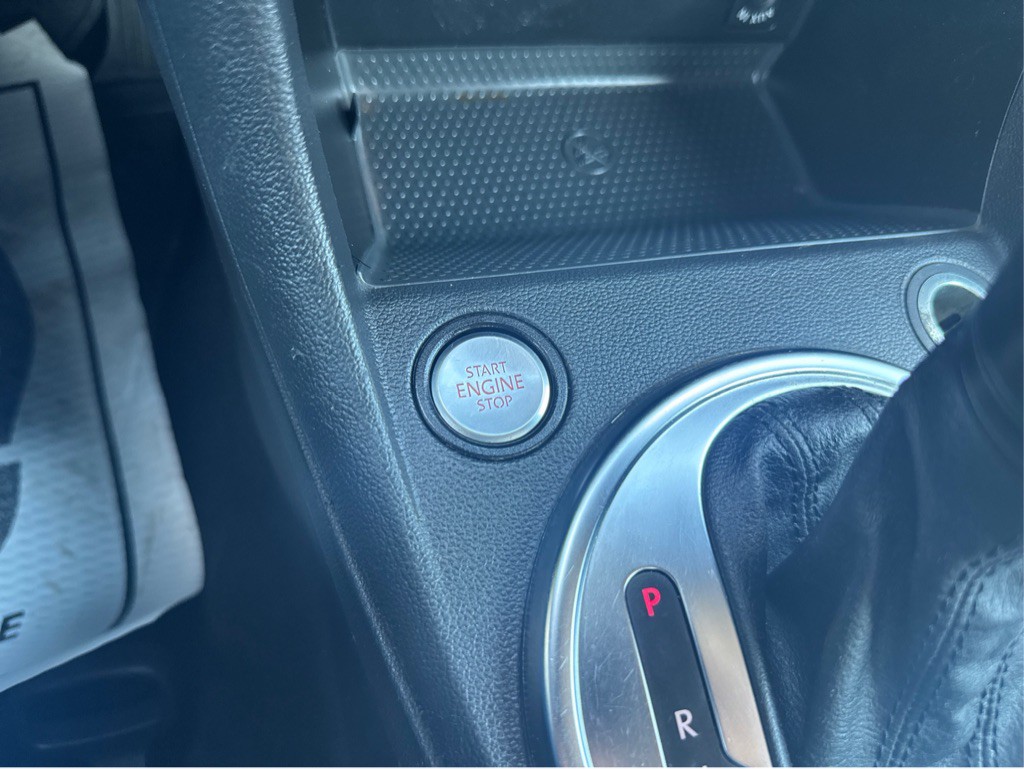 2013 Volkswagen Beetle Image 12