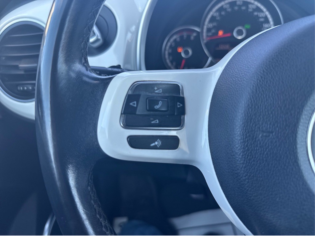 2013 Volkswagen Beetle Image 13