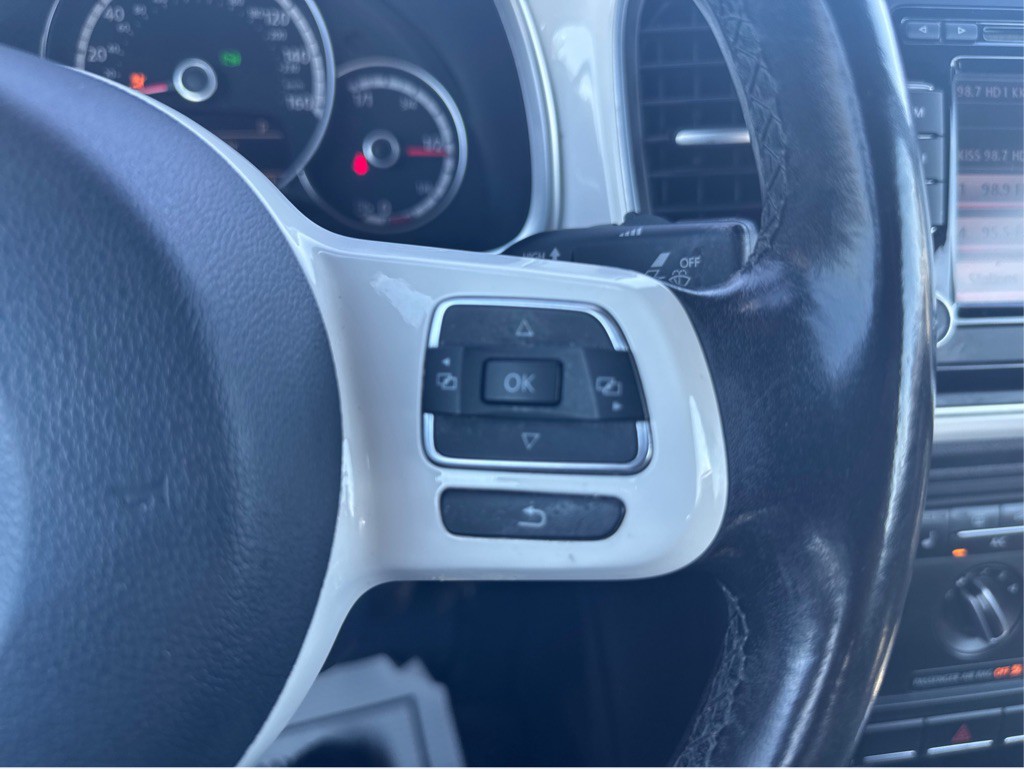 2013 Volkswagen Beetle Image 15