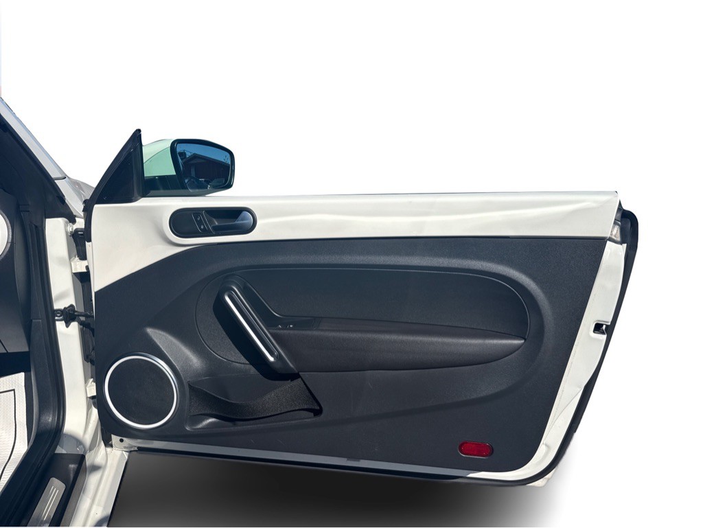 2013 Volkswagen Beetle Image 24