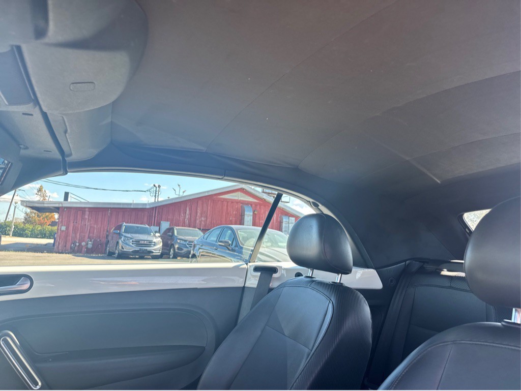 2013 Volkswagen Beetle Image 25