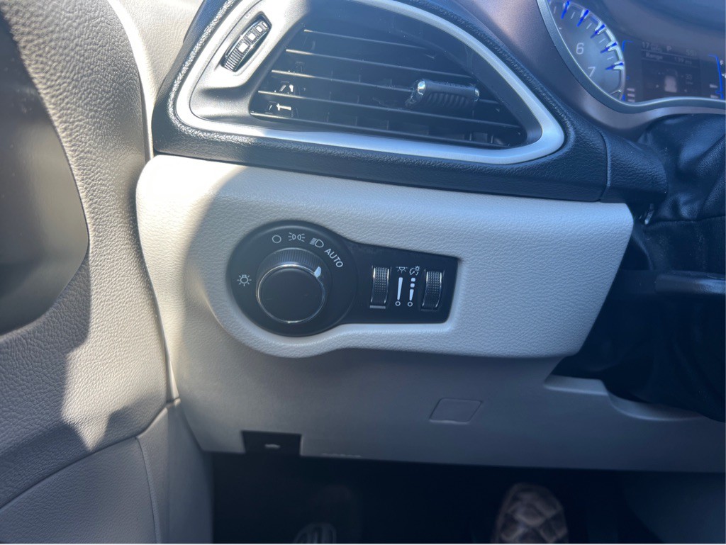 2021 Chrysler Voyager Image 9