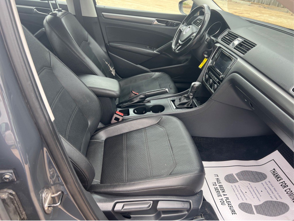 2017 Volkswagen Passat Image 14