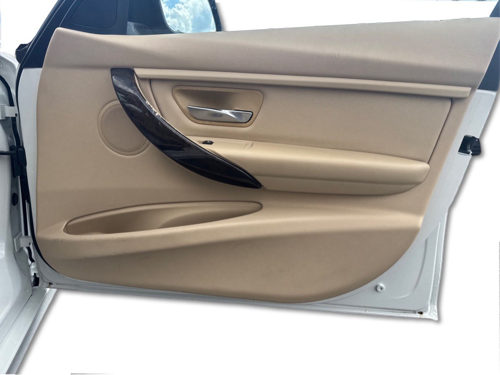 2015 BMW 3 Series Image 22