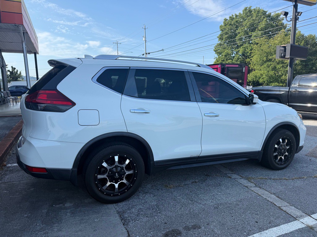 2017 Nissan Rogue Image 2