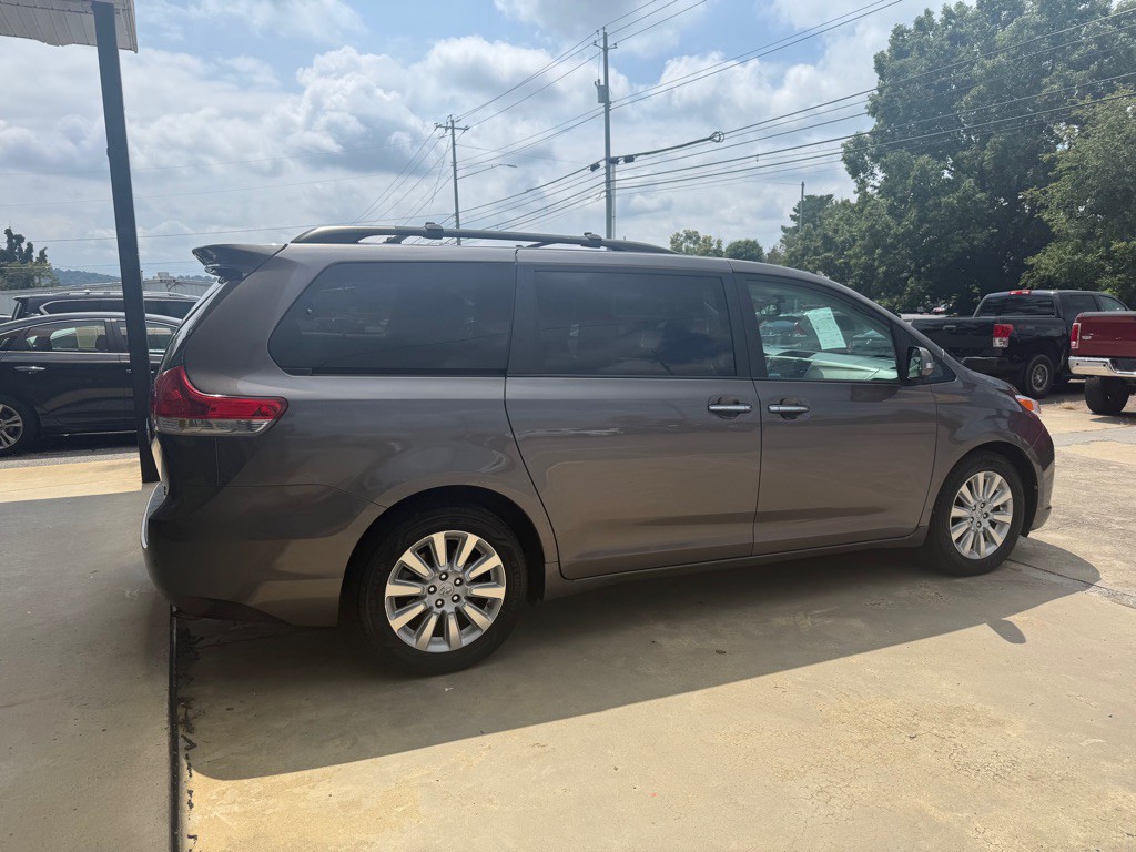 2013 Toyota Sienna Image 1