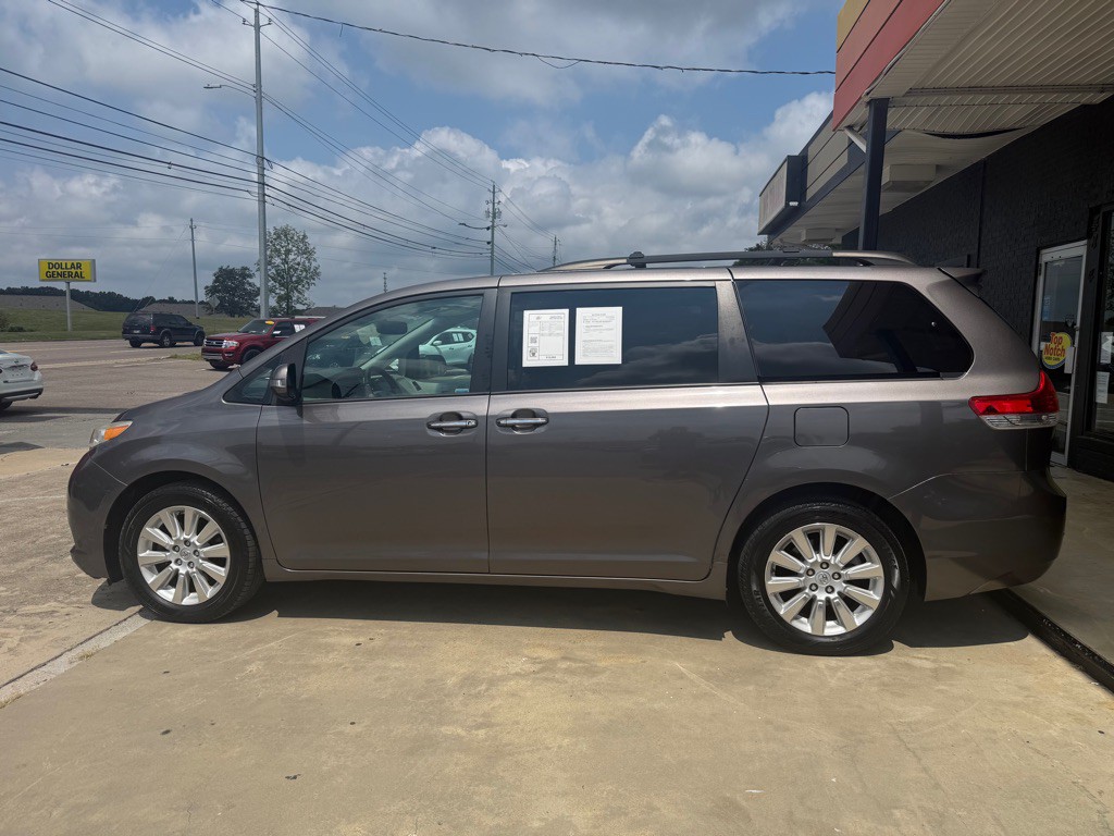 2013 Toyota Sienna Image 2