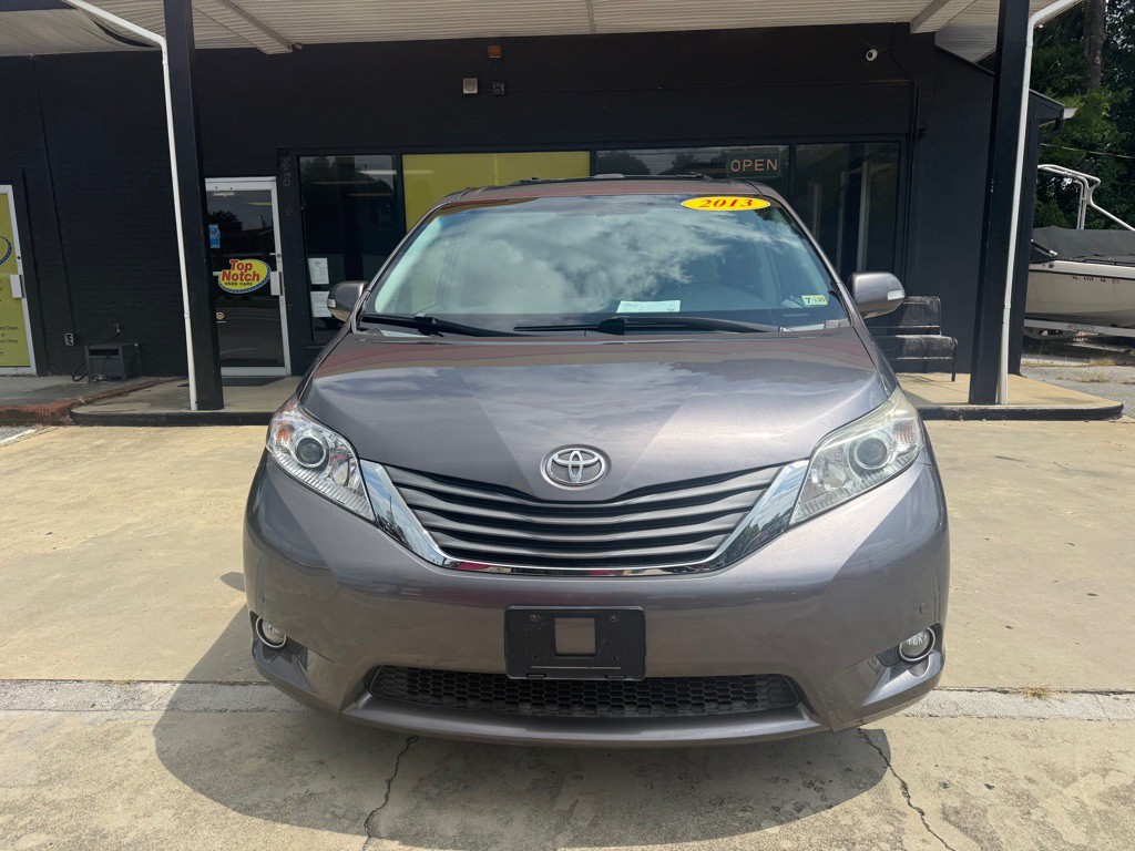 2013 Toyota Sienna Image 3