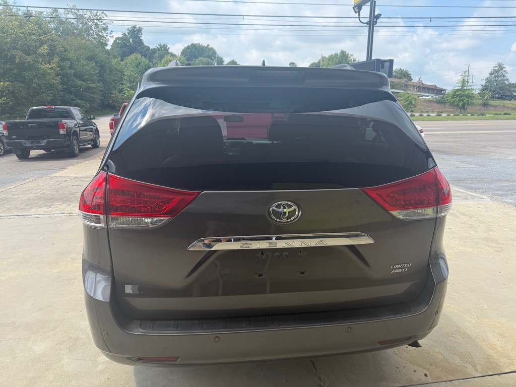 2013 Toyota Sienna Image 4