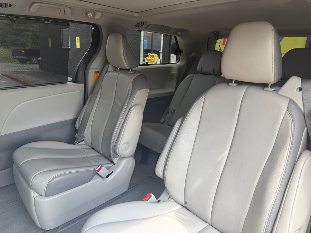 2013 Toyota Sienna Image 6