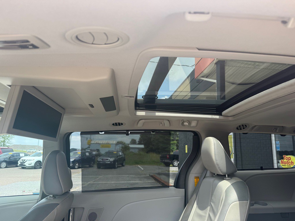 2013 Toyota Sienna Image 7
