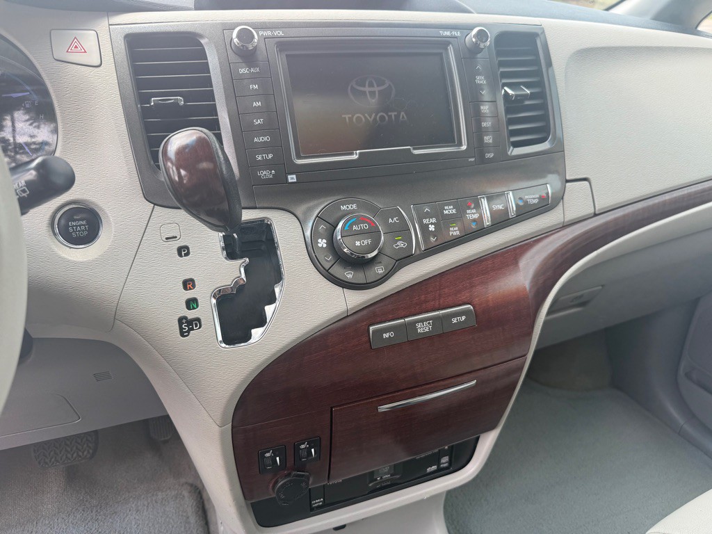 2013 Toyota Sienna Image 9