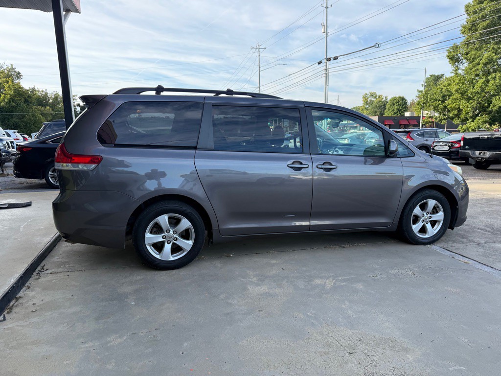 2011 Toyota Sienna Image 2