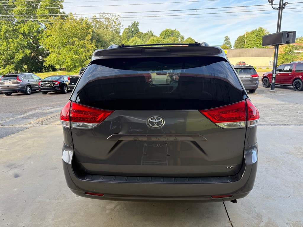 2011 Toyota Sienna Image 3
