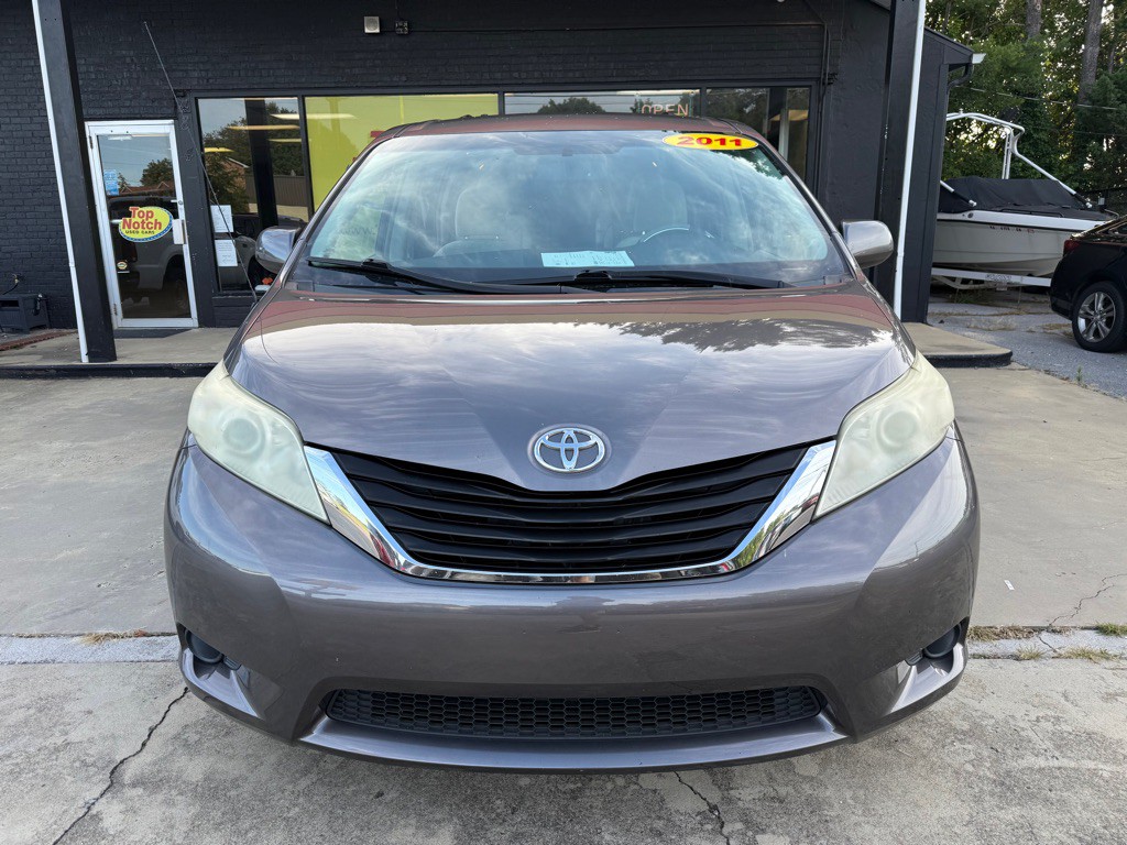 2011 Toyota Sienna Image 4