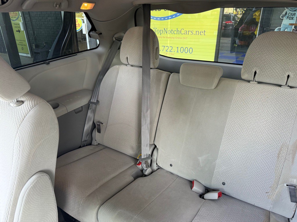 2011 Toyota Sienna Image 5