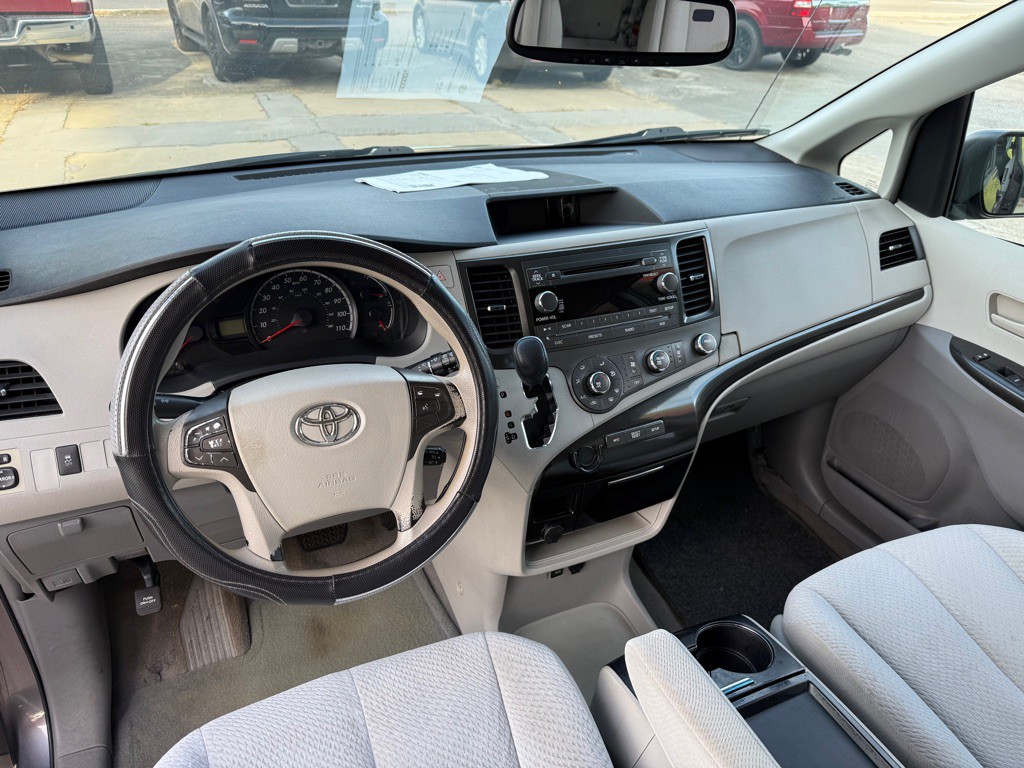 2011 Toyota Sienna Image 6