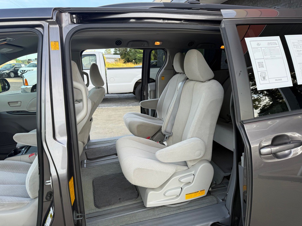 2011 Toyota Sienna Image 7