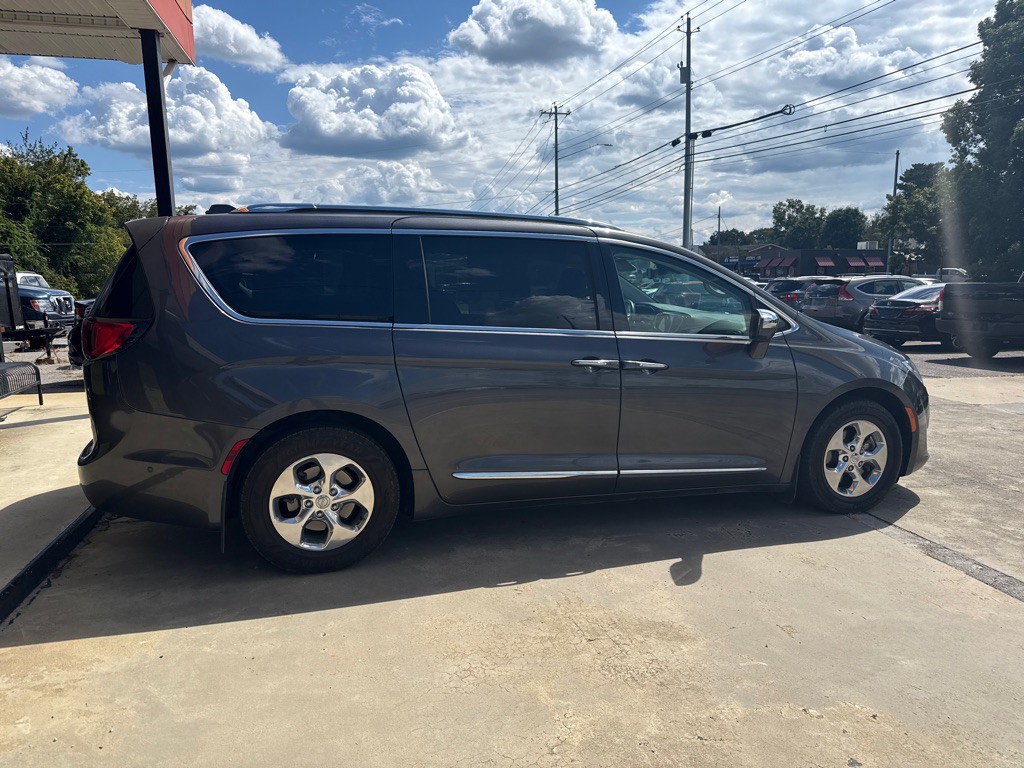 2018 Chrysler Pacifica Image 1