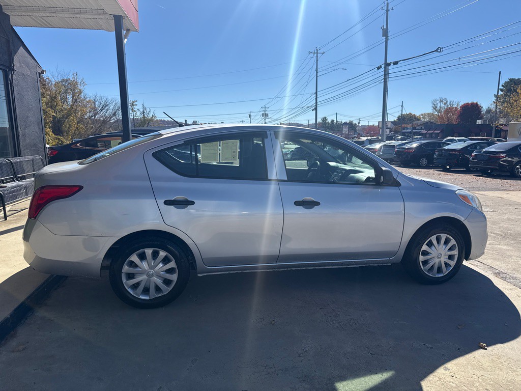 2014 Nissan Versa Image 2