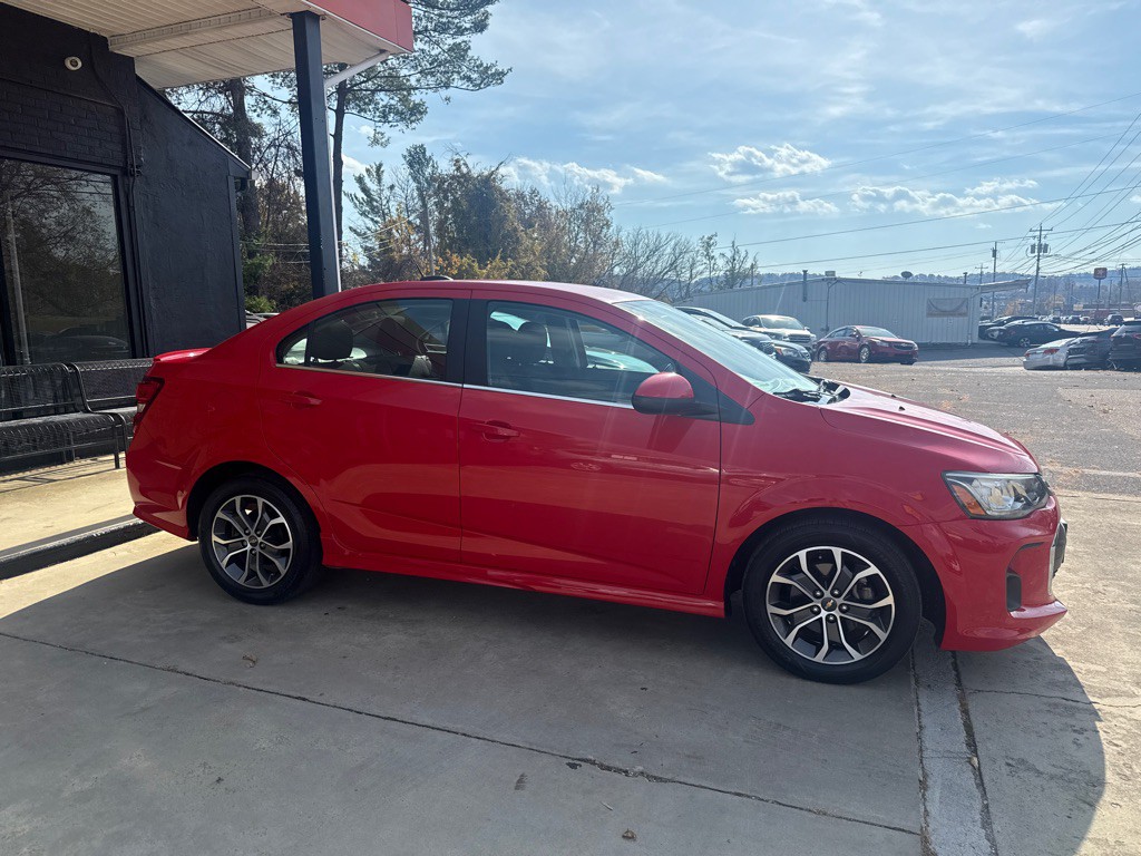 2017 Chevrolet Sonic Image 2