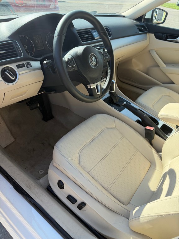 2013 Volkswagen Passat Image 8