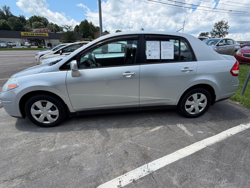2011 Nissan Versa Image 2