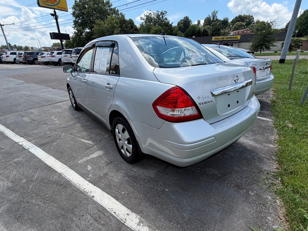 2011 Nissan Versa Image 5