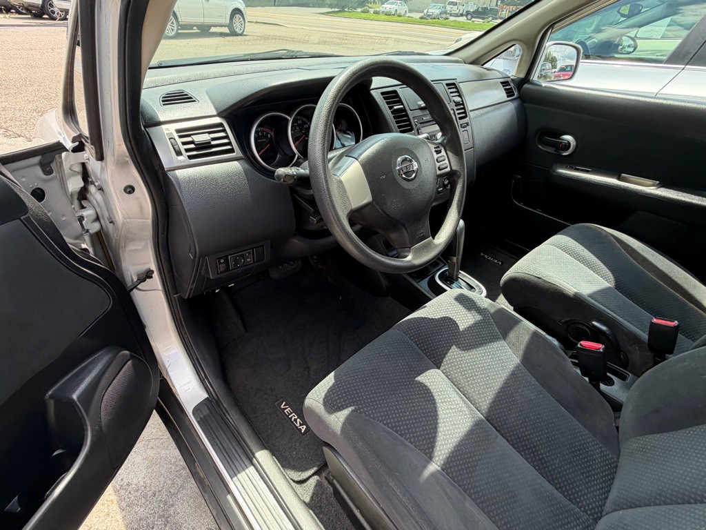 2011 Nissan Versa Image 7