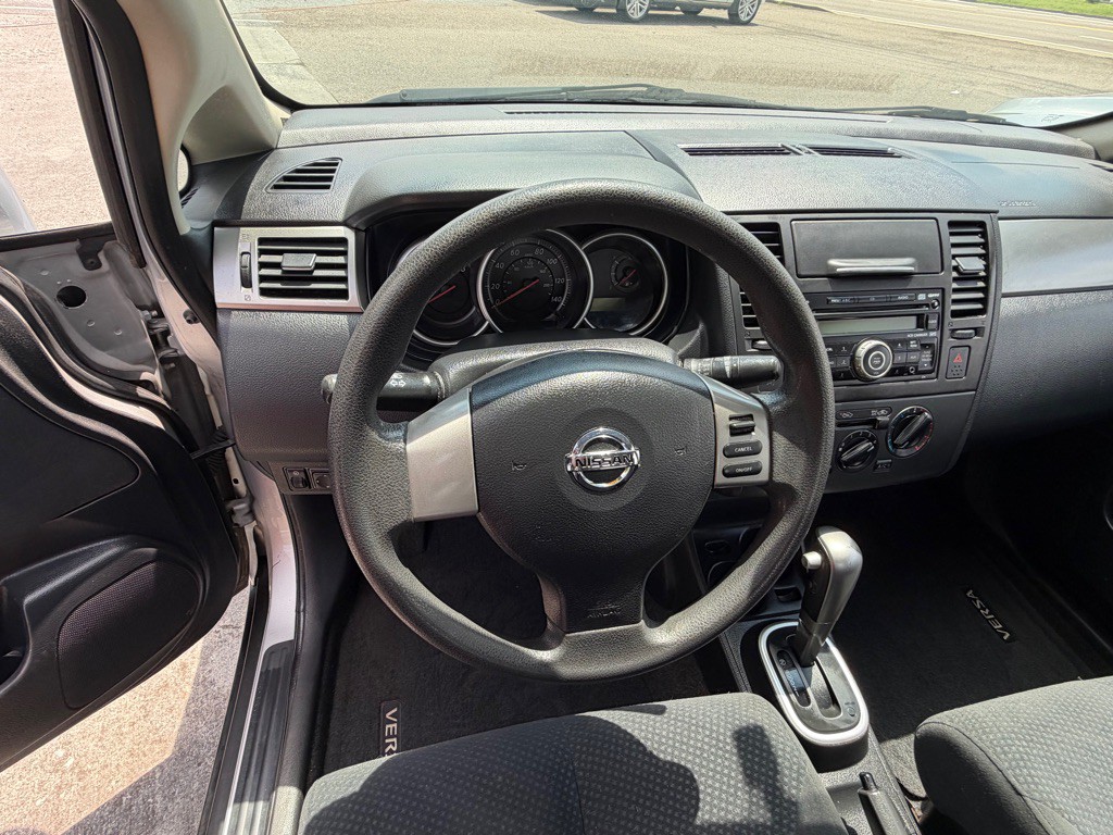 2011 Nissan Versa Image 8